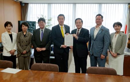 　妊産婦の支援に関する提言書を黄川田こども政策相（左から４人目）に手渡す国会議員連盟のメンバー＝１１日、内閣府（議連提供）