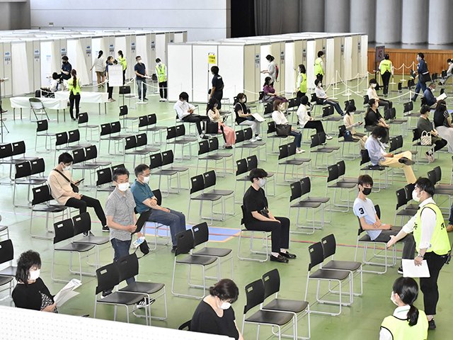 新型コロナウイルスワクチンの大規模接種を前に行われたリハーサル＝１０日午後２時５８分、岐阜市六条南、岐阜産業会館