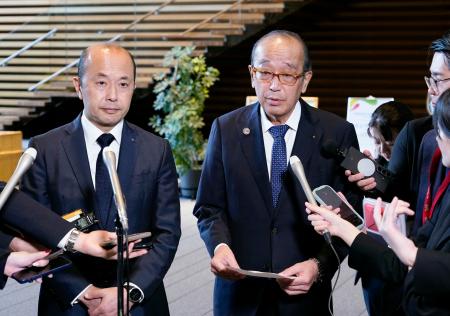　高市首相との面会後、記者団の取材に応じる広島市の松井一実市長（右）と長崎市の鈴木史朗市長＝３０日午前、首相官邸