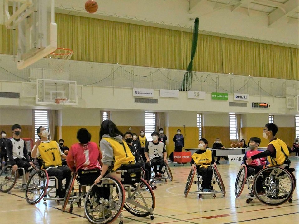 日本代表選手と熱戦を繰り広げるジュニア選手たち＝岐阜市則武、県福祉友愛アリーナ