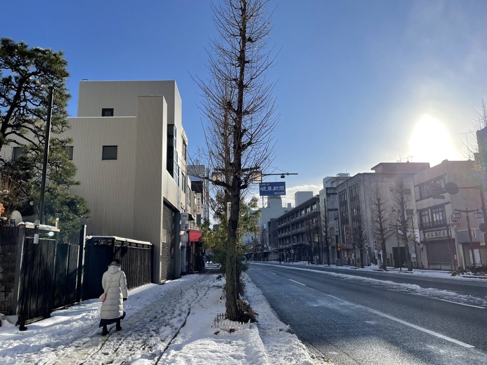 雪がやんだ後、岐阜市内は日が差してきた＝２４日午後３時ごろ