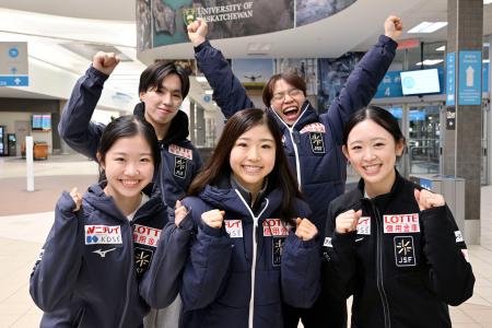 　ＧＰシリーズ第３戦のためカナダ・サスカトゥーンに到着した（手前左から）中井亜美、千葉百音、青木祐奈、（奥左から）三浦佳生、友野一希＝２８日（共同）