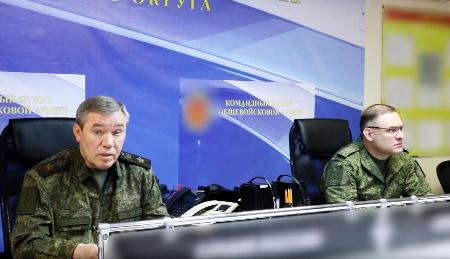 　ウクライナ東部の戦況を報告するゲラシモフ参謀総長（左）。ロシア国防省が２１日公開した映像（ロシア国防省提供・共同、提供元が画像下の文字を加工して消しています）