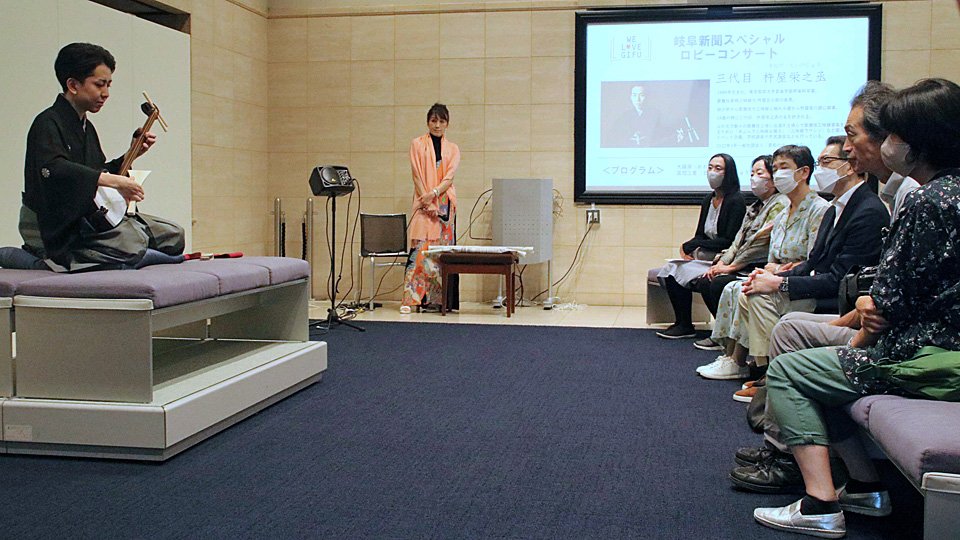 軽快なリズムで演奏を披露する杵屋栄之丞さん＝岐阜新聞本社