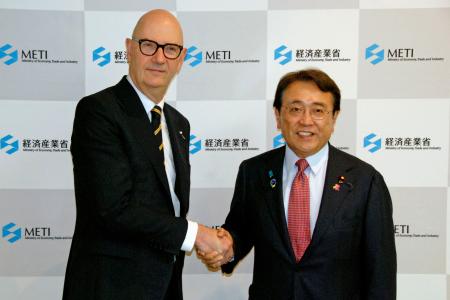 　会談前にフランスのレスキュール経済・財務相（左）と握手する赤沢経産相＝１日午前、経産省