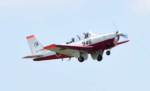飛行するＴ―７練習機。赤と白の機体は至ってシンプルで、他の戦闘機と比べると小さいが、プロペラの音は力強く響く＝各務原市、航空自衛隊岐阜基地
