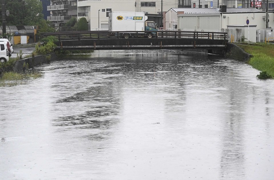 大雨で増水した川＝１７日午後２時３８分、岐阜市の新荒田川（撮影・堀尚人）