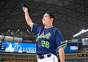 　中日に快勝し、声援に応えるヤクルト・松本健＝バンテリンドーム