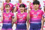 　ポーズをとる卓球の世界選手権団体戦日本代表の（左から）早田ひな、張本美和、張本智和＝１４日、東京都内