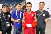 　ボクシングの世界選手権男子６０キロ級で準々決勝を突破した北本隼輔（右から２人目）＝１０日、リバプール（日本ボクシング連盟提供）
