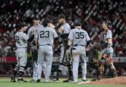 　広島に勝利し、タッチを交わす巨人ナイン＝マツダ
