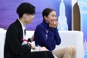 　ジュニアＧＰタイ大会、女子ショートプログラムの「キス・アンド・クライ」で笑顔を見せる金沢純禾＝３日、バンコク（ゲッティ＝共同）