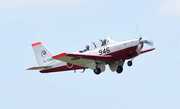 飛行するＴ―７練習機。赤と白の機体は至ってシンプルで、他の戦闘機と比べると小さいが、プロペラの音は力強く響く＝各務原市、航空自衛隊岐阜基地