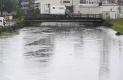 大雨で増水した川＝１７日午後２時３８分、岐阜市の新荒田川（撮影・堀尚人）