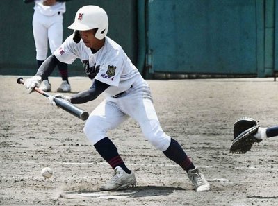 3回裏岐阜第一2死三塁、三塁へ適時打となるバントヒットを決める丸岡空翔