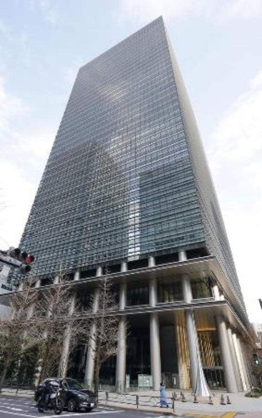 　日本郵便や日本郵政グループの本社・本店が入るビル＝１月、東京・大手町