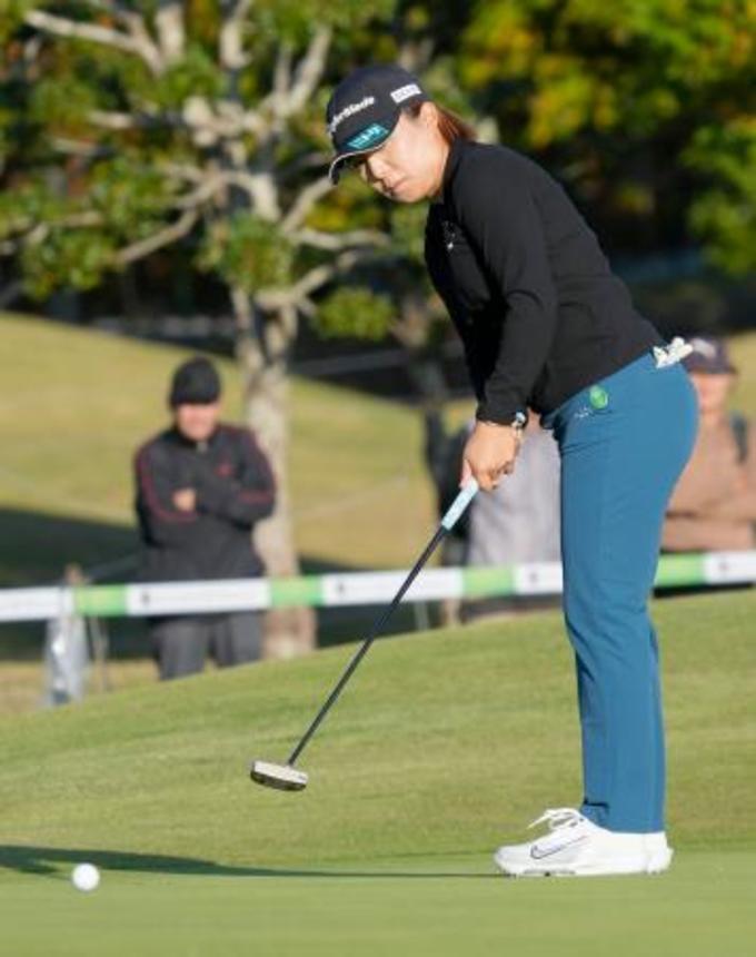 　第２日、通算１１アンダーで首位に立った永峰咲希＝グレートアイランドＣ