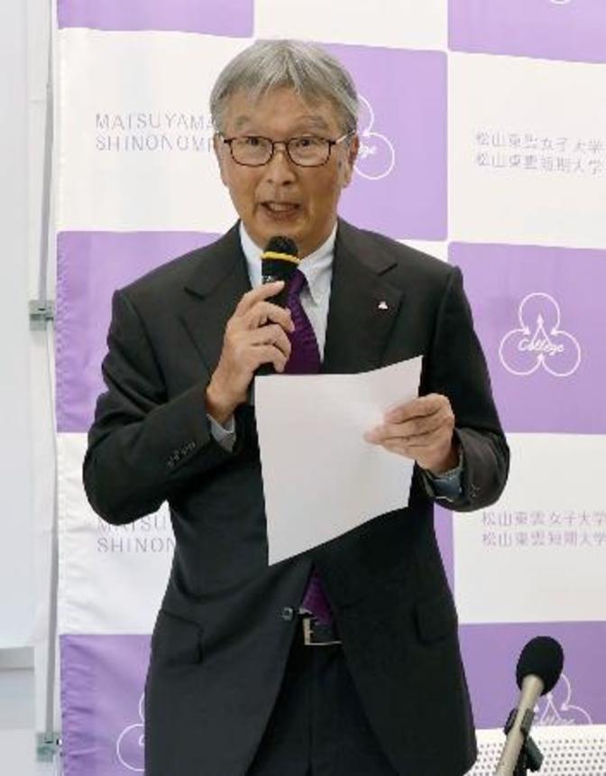 　記者会見で共学化について説明する学校法人松山東雲学園の丸木公介理事長＝１日午後、松山市