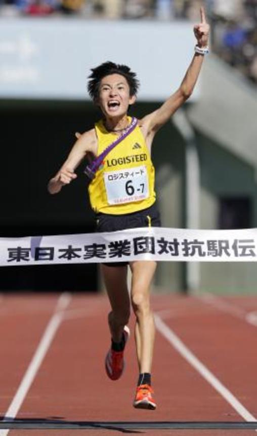 　１位でゴールするロジスティードのアンカー・平林清澄＝熊谷スポーツ文化公園陸上競技場