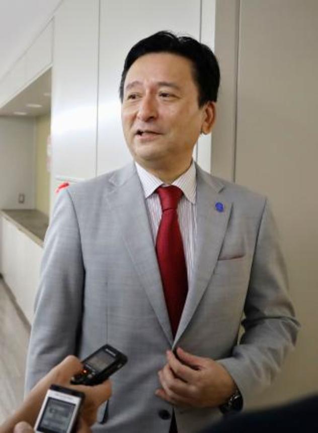 　佐賀県警元職員によるＤＮＡ型鑑定の不正について、記者団の取材に答える山口祥義知事＝１０日午前、佐賀県庁