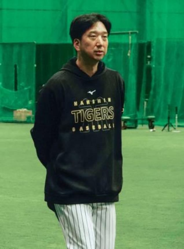 　秋季練習を見守る阪神・藤川監督＝兵庫県西宮市