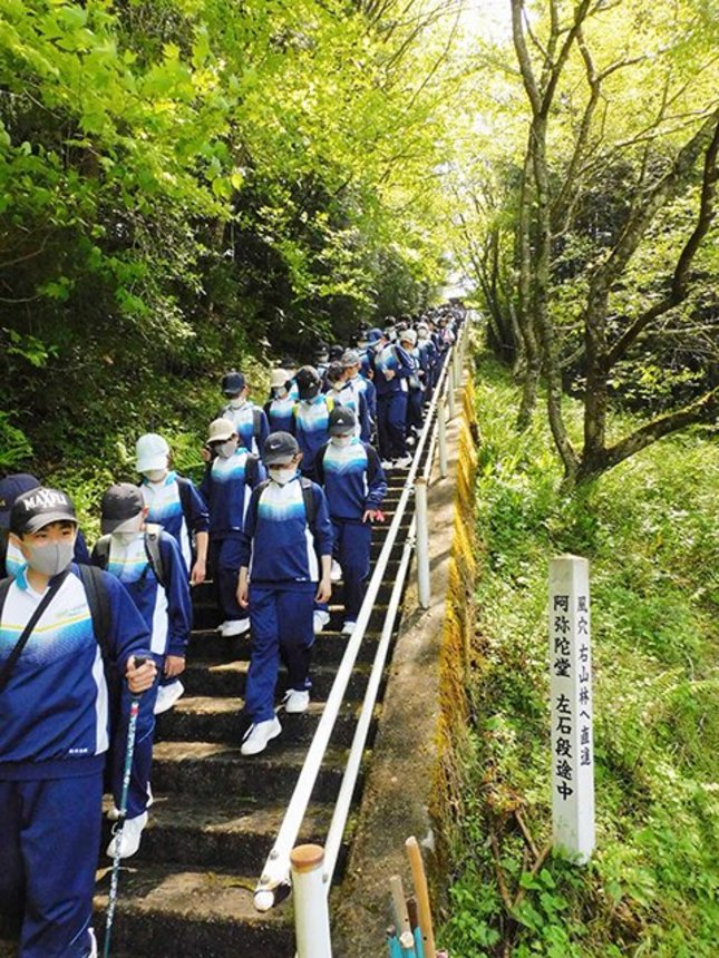 遠足で約１４キロを歩いた恵那西中生徒＝恵那市東野