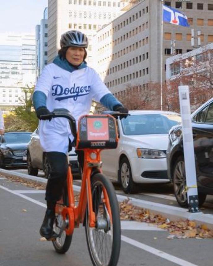 　米大リーグ・ドジャースのユニホームを着て自転車に乗る、カナダ・トロントのオリビア・チャウ市長（市長のフェイスブックから、共同）