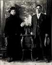 村土源次郎と妻のすま。１９１９年、すまが日本からサンフランシスコの港に着いた後撮影したもの（アル・村土さん提供）