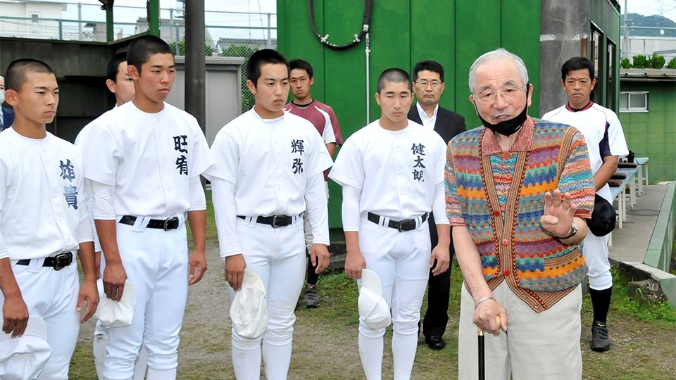 自身以来６９年ぶりの夏の甲子園に向け、後輩たちを激励する森祇晶さん＝岐阜高