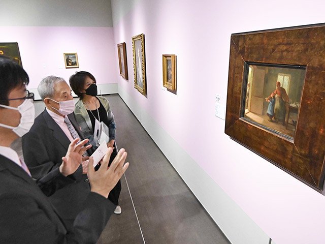 ミレーの「慈愛」を鑑賞する杉山幹夫岐阜新聞社最高顧問（右から２人目）＝１日午前１０時２５分、岐阜市宇佐、県美術館