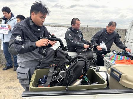 　「長生炭鉱」の潜水調査の準備をするダイバー＝７日午前、山口県宇部市