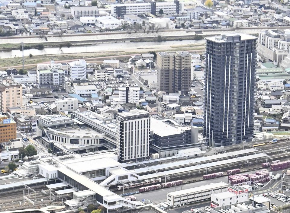 ＪＲ多治見駅沿いに完成した（右から）ミッドライズタワー多治見、多治見駅南立体駐車場、プラティ多治見。区域内には別にホテルも完成した