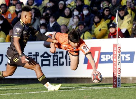 　東京ベイ―東京ＳＧ　後半、トライを決める東京ベイ・木田（右）＝秩父宮