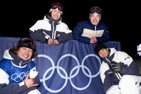 　調整を終え、写真に納まるスノーボード男子ビッグエアの（右上から時計回りに）木村葵来、木俣椋真、長谷川帝勝、荻原大翔＝リビーニョ（共同）