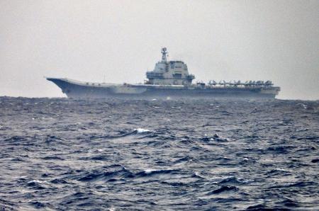 　台湾周辺を航行する中国軍の空母「山東」＝３月３１日（台湾国防部提供・共同）