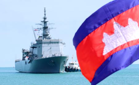 　１９日、カンボジア南西部のリアム海軍基地に寄港する海上自衛隊の掃海母艦「ぶんご」（共同）