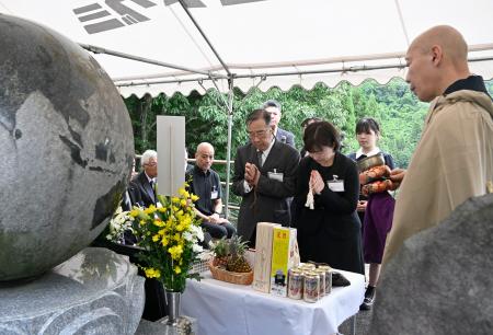 　若泉敬氏の没後３０年を前に営まれた法要＝５日午前、福井県鯖江市