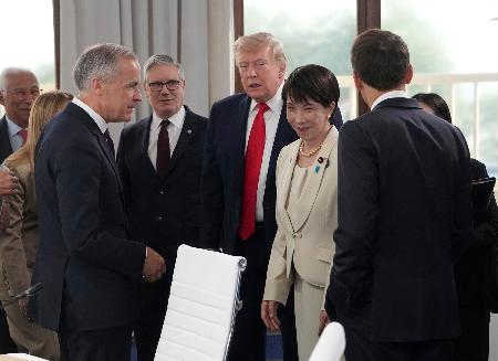 　Ｇ７サミットの討議に臨む高市首相（右から２人目）、トランプ米大統領（同３人目）ら＝１６日、フランス東部エビアン（ロイター＝共同）