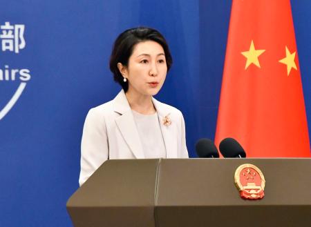 　記者会見する中国外務省の毛寧報道局長＝３０日、北京（共同）