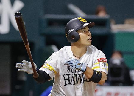　４回ソフトバンク１死一塁、近藤が右越えに先制２ランを放つ＝みずほペイペイドーム