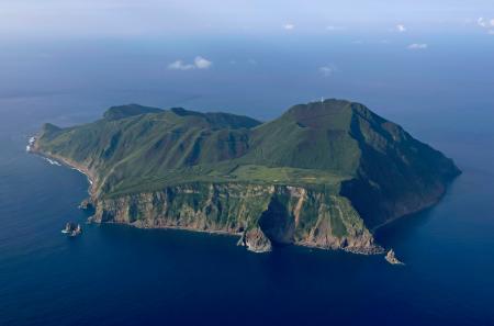 　鹿児島県十島村の悪石島＝４日午前７時３９分（共同通信社機から）