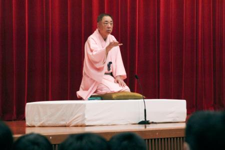 　警視庁警察学校で講演する落語家の三遊亭好楽さん＝１８日午後、東京都府中市