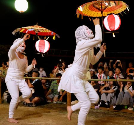 　姫島盆踊りで「キツネ踊り」を披露する子どもたち＝１４日夜、大分県姫島村