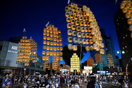 　秋田市で開幕した「竿灯まつり」＝３日夜