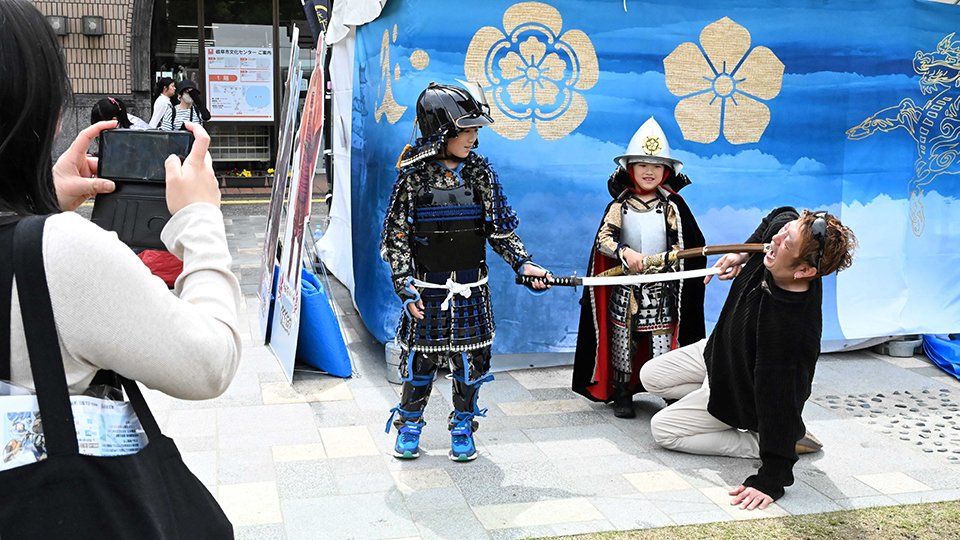 甲冑を着て戦国武将の気分で記念写真を撮る子どもら＝岐阜市金町、金公園