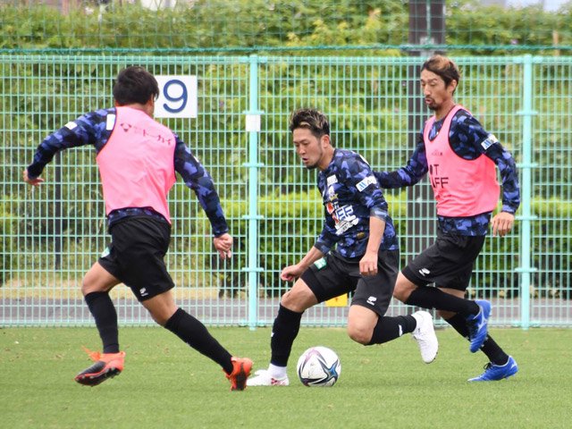 岩手戦に向けてゲーム形式で調整する吉浜（中央）らＦＣ岐阜の選手＝１２日、岐阜市内