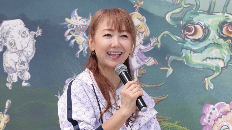 「アートのある暮らし」の素晴らしさを語る東ちづるさん＝各務原市蘇原青雲町、岐阜ハウジングギャラリー各務原展示場