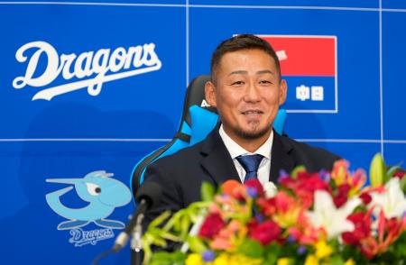 　今季限りでの現役引退について、記者会見する中日の中田翔内野手＝１５日、バンテリンドーム