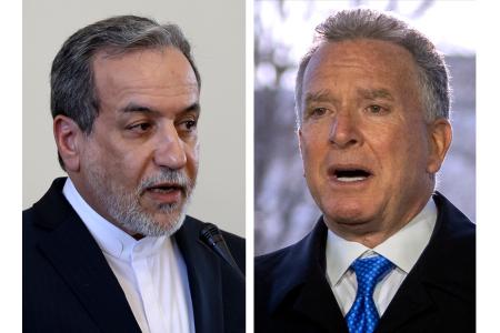 　イランのアラグチ外相（左）、米国のウィットコフ中東担当特使（ＡＰ＝共同）