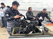 　「長生炭鉱」の潜水調査の準備をするダイバー＝７日午前、山口県宇部市